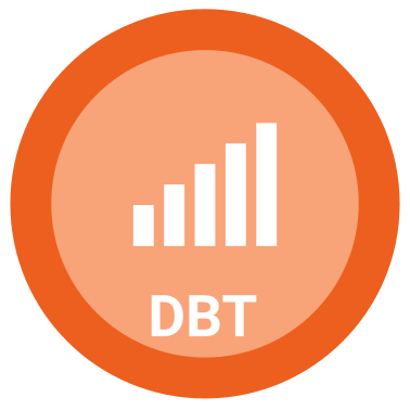Rundes, orangefarbenes Icon mit aufsteigenden Balken und der Beschriftung 'DBT', das für datenbasiertes Training auf dem Sparkfield Core Premium-Fitnessgerät steht, visualisiert den Einsatz von fortschrittlichen Analysen zur Optimierung des Trainingsfortschritts.