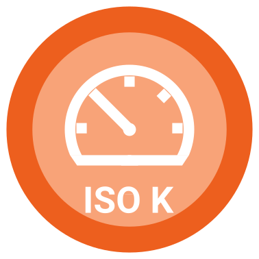 Rundes, orangefarbenes Icon mit einem Tachometer und der Beschriftung 'ISO K', das für das isokinetische Training auf dem Sparkfield Core Premium-Fitnessgerät steht, kennzeichnet eine Trainingsmethode, bei der die Geschwindigkeit konstant gehalten wird, um Muskeln effektiv zu stärken.